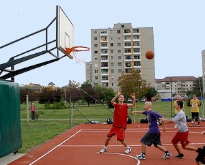 Május végén kosárpalánk döngetés