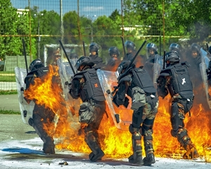 Molotov-koktéllal a tűziszony ellen