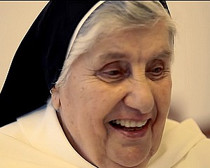 A földön jár de az égre néz - 90 éves Ármella nővér
