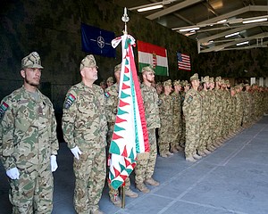 NATO medált kaptak a magyar katonák Koszovóban