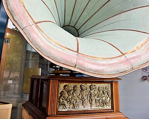 Százéves gramofon a Tornyai-múzeum kirakatában