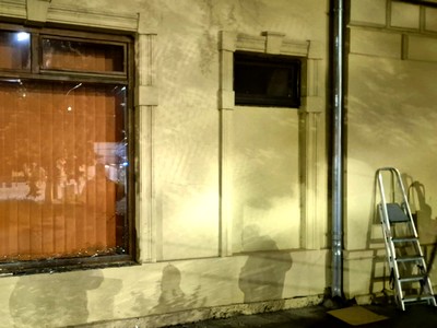 Dühös lett – közlekedési tábla, Fidesz iroda üvege bánta