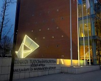 Vásárhelyi kötődésű művészek alkotása a TIK bejáratánál