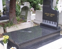 Felavatták Antal Imre síremlékét a Farkasréti temetőben