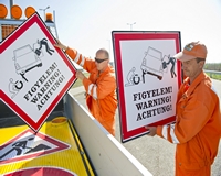 Trükkös lopás veszélyére figyelmeztető táblák