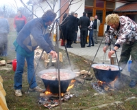 Ünnepi ebéd családias légkörben a hajléktalanszállón 