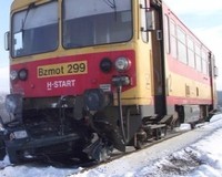 Vonat ütközött személyautóval a Bodzási úton