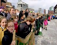 A Love Me Do című dallal döntöttek kórusban éneklési világrekordot