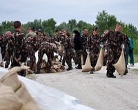 Vásárhelyi katonák a gátakon 