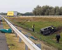 Kigyulladt egy autó az M5-ösön Kisteleknél