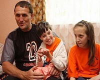 Megjöttek Vásárhelyre a kisperegi sziámi ikrek