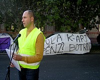 Sátrazás a Jobbik listavezetőjének háza előtt