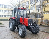 Piros traktor a Gregusnak