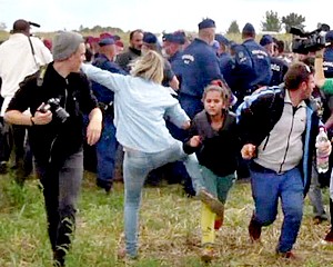 Kihallgatták a migránsokat megrúgó nőt
