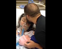 Kisbabája sírására ébredt fel a kómából