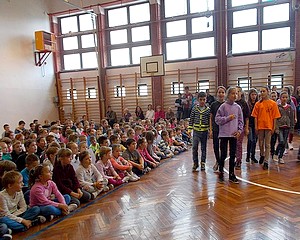 A zene az kell, mert körülölel, és nem veszünk majd el